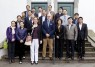 Gruppe von Chinesen vor einem Haus.