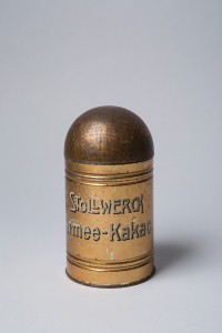 Eine Dose "Armee-Kakao" in Form einer Geschoss-Patrone der Firma Stollwerck.
