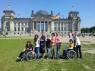 Gruppenbild von Schülern vor dem Reichstag