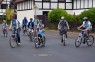 Gruppe von Kindern auf Fahrrädern und Handbikes.