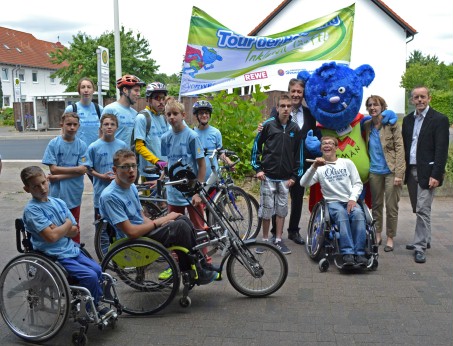 Gruppe von Kindern vor Fahne und Maskottchen des LVR