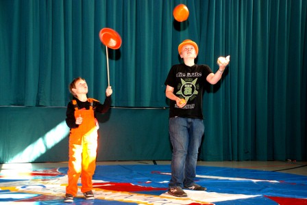 Zwei Jungen, die artistisches Kunststück vorführen