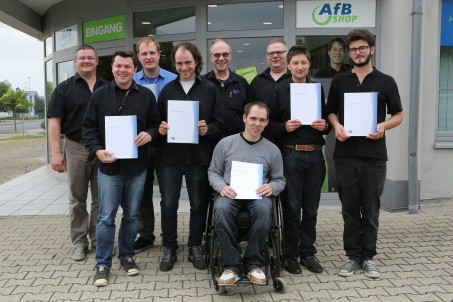 Gruppe von Männern. Fünf von Ihnen halten Zettel in den Händen.