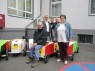 Menschen auf / vor Seifenkisten.