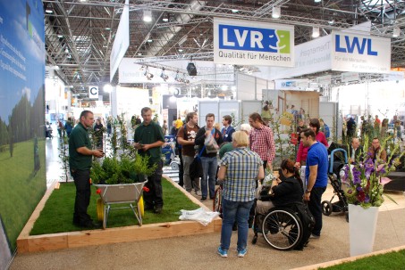 Viele Menschen auf einer Messe