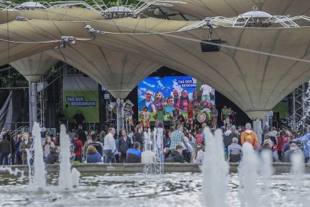 Die Bühne im Tanzbrunnen wird mit vielen Menschen gezeigt.