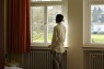 Ein Junge schaut aus dem Fenster.