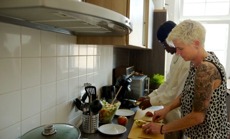 Eine Frau und ein Jugendlicher kochen.