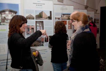 Menschen vor Ausstellungsplakaten