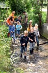 Kinder spielen im Bach