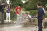 Kinder spielen auf einem Wasserspielplatz