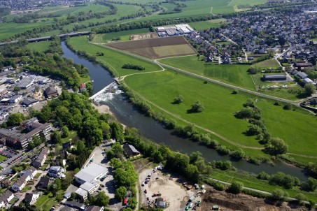 Blick auf das Siegwehr Buisdorf von oben.