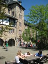 Bild zeigt eine Burg und Kinder.