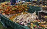 Getrocknete Kürbisse und Maiskolben an einem Marktstand
