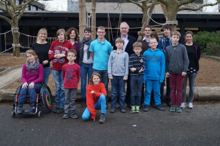 Bild zeigt Erwachsene und Jugendliche auf einem Schulhof