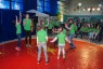 Mehrere Schülerinnen und Schüler tanzen unter Anleitung eines jungen Mannes.