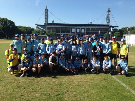 Schülerinnen und Schüler vor dem Rhein-Energie-Stadion