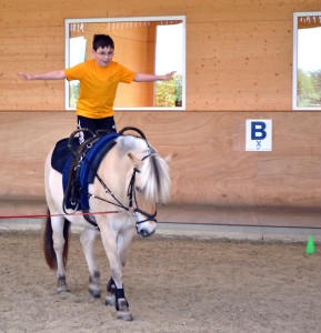 Ein Junge reitet auf einem Pferd