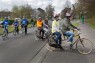 Schülerinnen und Schüler auf Tandems und Fahrrädern unterwegs