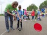 Mann zeigt Kind, wie Diabolo gespielt wird