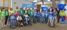 Gruppe von Erwachsenen und Kindern vor Gebäude