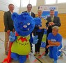 Gruppe von Menschen in Turnhalle
