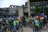 Kinder und Erwachene auf Fahrrädern und Inlinern vor dem Landtagsgebäude in Düsseldorf.