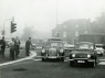 Autos befahren eine Straße in Köln-Lövenich, 1965.