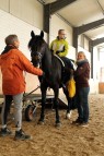 Der 12-jährige Lee sitzt auf dem schwarzen Pferd Banjo und daneben stehen die beiden Lehrerinnen.