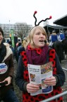 Eine kostümierte Frau spricht in ein Mikrofon.