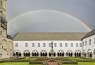 Abteigebäude mit Regenbogen