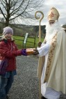 Ein Nikolaus und ein Mädchen.