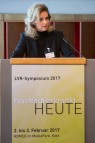 Eine Frau spricht hinter einem Rednerpult.