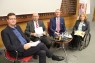 Auf dem Bild ist die Gruppe der Menschen zu sehen, die auf dem Podium zum Bedarfsermittlungsinstrument diskutiert haben.