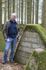 Prof. Dr. Jürgen Kunow an einem Höcker im Zuge des sog. Westwalls. Foto: Marcel Zanjani / LVR-ABR