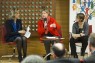 LVR-Landesdirektorin Ulrike Lubek (l.) mit NRW-Behindertenbeauftragte Claudia Middendorf (m.) im Gespräch sowie Moderatorin Melanie Henkel (r.) beim 2. LVR-Dialog Inklusion und Menschenrechte. Foto: Heike Fischer / LVR