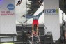 Ein Mann macht Handstand auf Krücken.