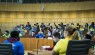 Viele Kinder in blauen und gelben T-Shirts sitzen im Parlament.