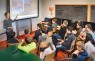 Schülerinnen und Schüler arbeiten am musikalischen Kreativprojekt "Now!"