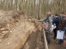  Euskirchen-Kreuzweingarten. Eine Archäologin erläutert den Aufbau des Walls der vorrömischen Höhenbefestigung.