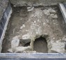 Aufsicht auf das Tonnengewölbe der Zisterne am Burghaus der Kronenburg.