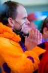 Ein blinder Mensch hört dem Blindenreporter beim Schull- un Veedelszöch 2018 zu. Foto: Geza Aschoff / LVR