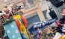 Mann wirft Kamelle vom Rosenmontagszug in Köln. Foto: Geza Aschoff / LVR