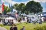 Menschen besuchen Pavillons und andere Festival-Stände im Kölner Tanzbrunnen.