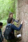 Kinder erforschen die Stadtmauer in Nideggen.