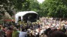 Festivalbühne mit zahlreichen Zuschauern davor.