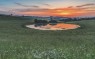 Der Trautzberger Maarsee bei Sohn in roter Abendsonne. 