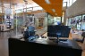 Eingangsbereich des Museums mit installiertem Spuckschutz.