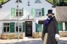 Ein als Hüttendirektor Gottlob Jacobi verkleideter Mann läuft vor dem Industriemuseum und winkt.