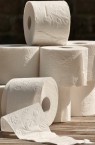 Gestapelt mehrere Rollen Toilettenpapier